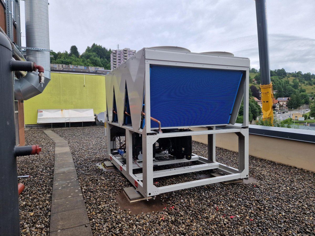 Pompe à chaleur de location installée provisoirement sur un bâtiment