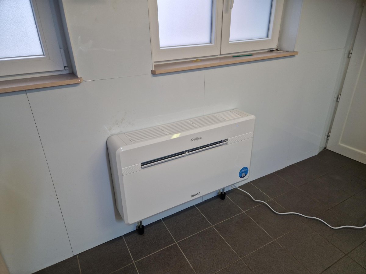 Climatiseur sans unité extérieure installé dans un local professionnel