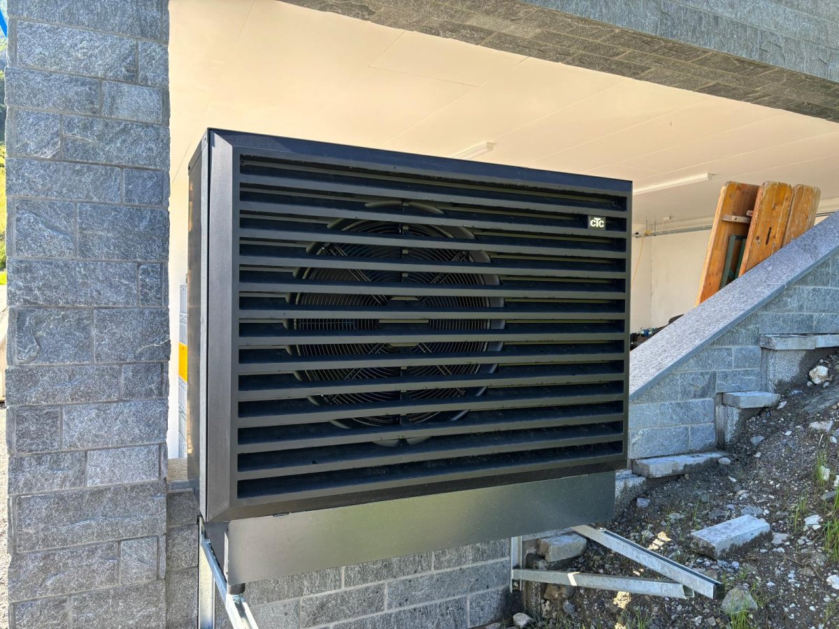 Pompe à chaleur CTC installée devant un bâtiment